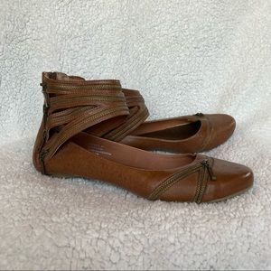 Sandals with zipper accents